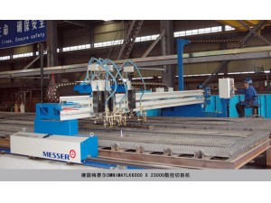 起重機械生產(chǎn)設備數控切割車(chē)間。