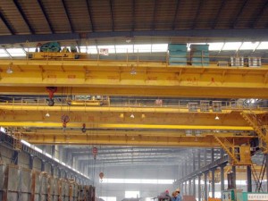 本系列起重機主要由橋架、大車(chē)運行機構和裝有電動(dòng)葫蘆的小車(chē)運行機構組成，其橋架由半偏軌箱形主梁、端梁和走臺等連接而組成。