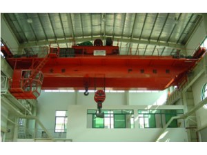 QD型電動(dòng)雙梁橋式起重機是按國家標準設計制造的的起重機，起升機構為卷?yè)P機。