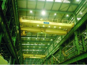 QD型電動(dòng)雙梁吊鉤橋式起重機適用于工礦企業(yè)、車(chē)間或露天場(chǎng)地，是在固定跨間內裝卸、搬運物料的起重設備。